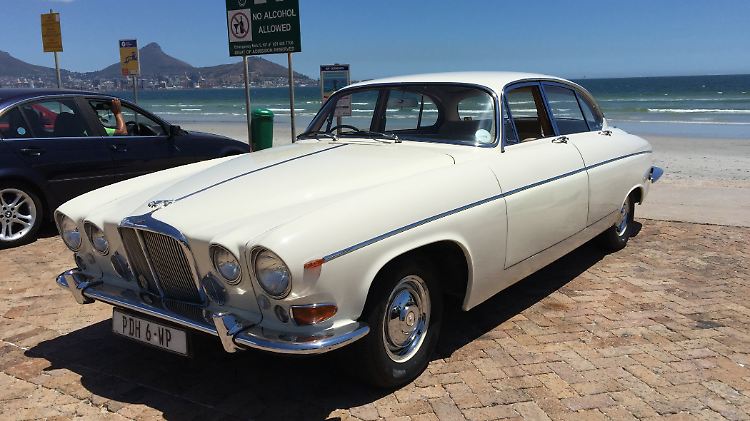 In einem alten Jaguar fühlen sich der legendäre Chapmans Peak Drive, die Weinberge von Stellenbosch oder der Frenchhook Pass gleich ganz anders an.
