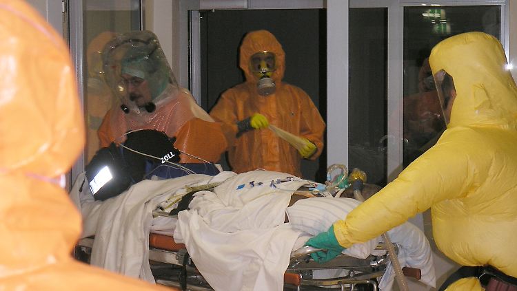 Unter hohen Sicherheitsvorkehrungen müssen sich Ärzte um Lassa-Patienten kümmern.