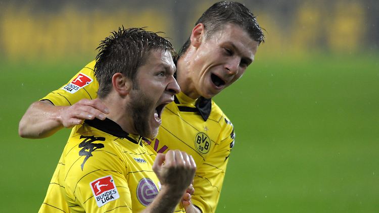 Die Dortmunder Jakub Blaszczykowski und Lukasz Piszczek bejubeln das Tor zum 0:1.