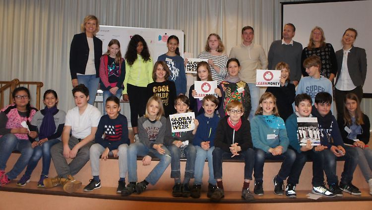 Die Gründer von Morgen: n-tv Moderatorin Carola Ferstl mit den Teilnehmern der "Learn Money Week".