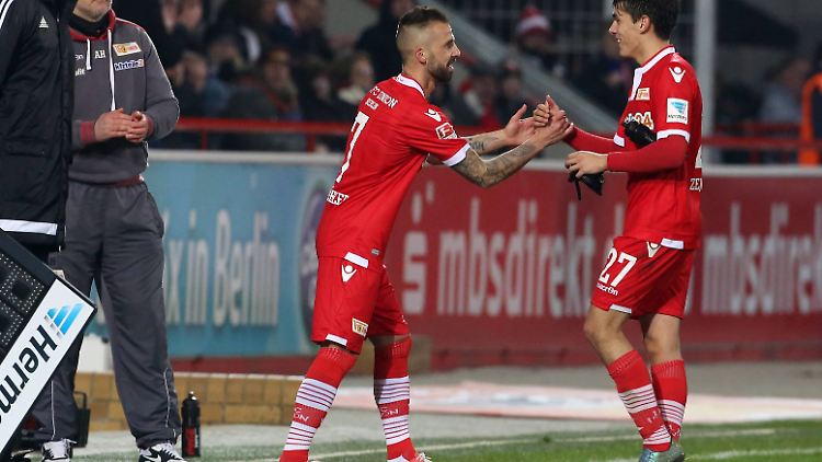 Wohl selten hat sich ein Fußballer lieber auswechseln lassen: Benjamin Köhler (l.) darf nach überstandener Krebserkrankung für Eroll Zejnullahu ran.