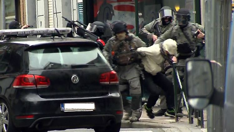 Schwer bewaffnete Einsatzkräfte überwältigen einen Verdächtigen - ob es sich um Abdeslam handelt, ist unklar (Standbild des belgischen TV-Senders VTM).