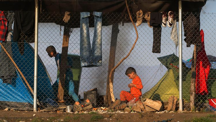 Mit der neuen Vereinbarung würden Flüchtlinge zur "reinen Verschiebemasse herabgewürdigt", kritisiert Grünen-Chef Anton Hofreiter.
