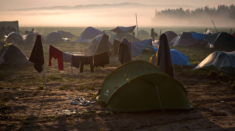 In Idomeni halten sich nach wie vor mehr als 10.000 Flüchtlinge auf.
