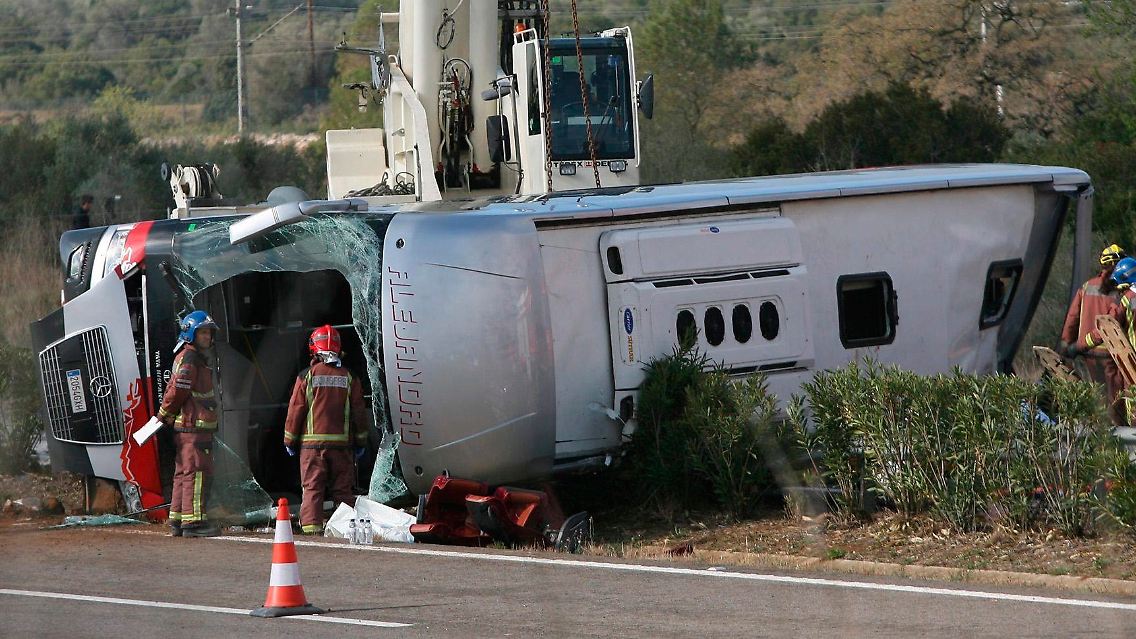 Der Busfahrer wurde bei dem Unglück nur leicht verletzt.