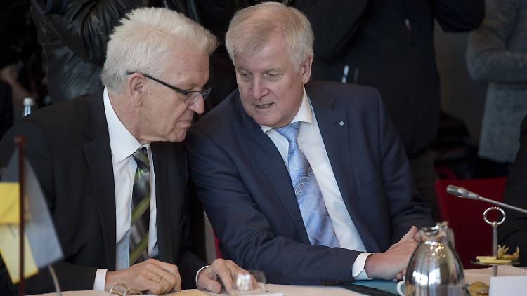 Seehofer (r.) attestiert seinem baden-württembergischen Amtskollegen Kretschmann politisches Können.