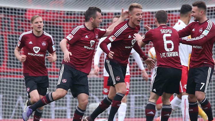 Der Nürnberger Ondrej Petrak jubelt mit seinen Kollegen Even Hovland, Danny Blum und Laszlo Sepsi über seinen Treffer zum 1:1.