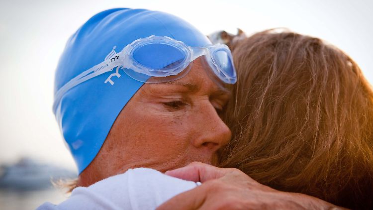 Immer an Diana Nyads Seite ist ihre beste Freundin und Trainerin Diane Sawyer.