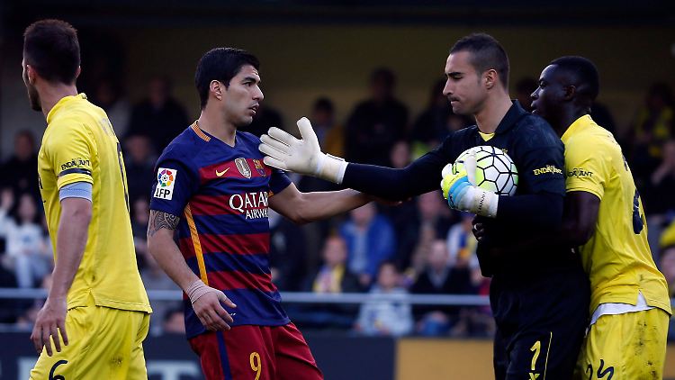 Barcas Stürmer Suarez und Villareals Keeper Asenjo kommen sich in die Quere.