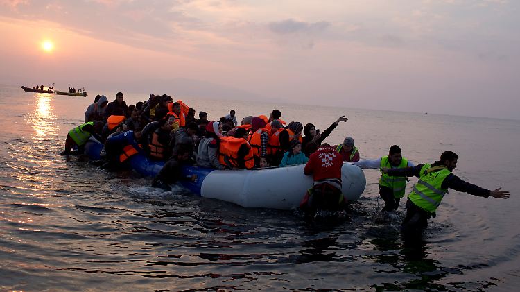 Wer die Fahrt nach Griechenland überlebt, hat es noch lange nicht geschafft. Wegen des EU-Türkei-Abkommens, können Flüchtlinge nach einer kurzen Prüfung der Asylanträge zurückgeschickt werden.