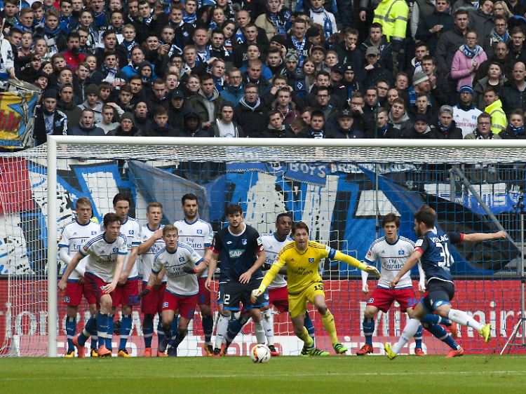Brüchige Mauer: Kevin Volland verwandelt einen Freistoß aus fünf Metern, den HSV-Keeper Rene Adler verschuldet hat.