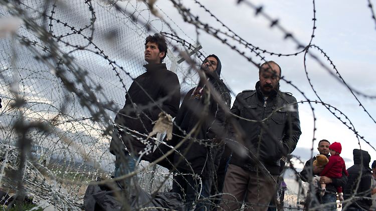 Flüchtlinge am mazedonischen Grenzzaun in der Nähe von Idomeni