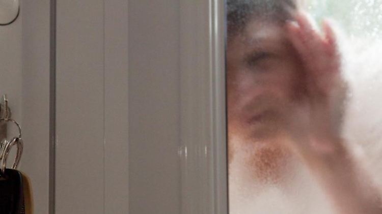 Es ist kein schönes Gefühl, sich ausgesperrt zu haben. Doch eine Versicherung, die für den Schlüsseldienst aufkommt, rechnet sich laut Verbraucherschützern oft nicht.