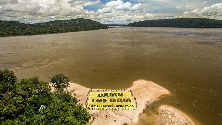 Fast acht Kilometer lang ist der geplante Staudamm. Viele Demonstranten gehen gegen das Projekt vor.