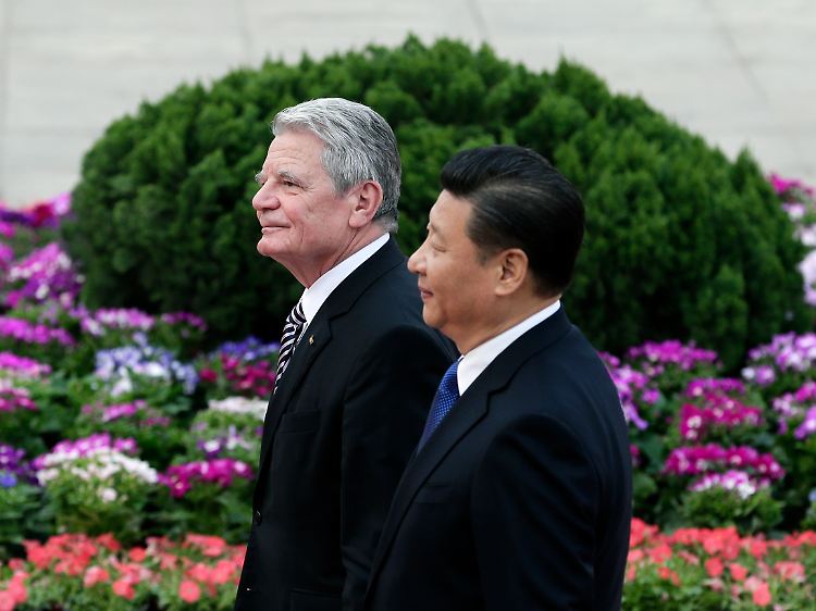 Joachim Gauck mit seinem chinesischen Amtskollegen Xi Jinping ín der Großen Halle des Volkes.