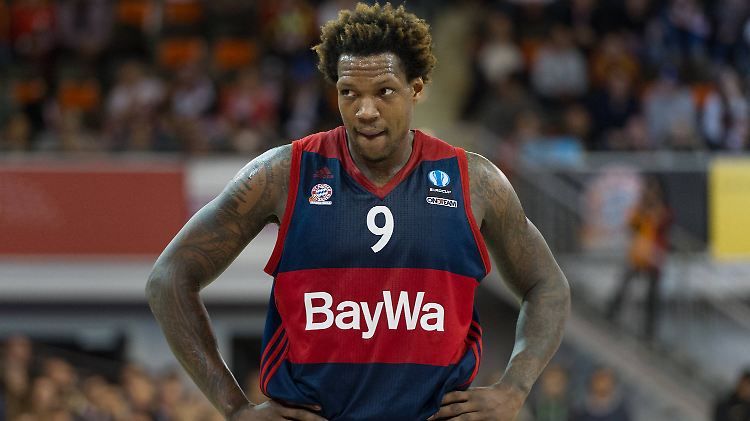 Deon Thompson und die Basketballer des FC Bayern München müssen einen schwierigen Spagat zwischen sportlicher Herausforderung und der schwelenden Terrorgefahr in Istanbul vollbringen.