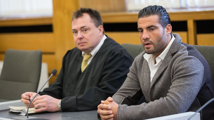 Boxer Charr (r.) und sein Anwalt: Der Richter bezeichnete die Beleidigungen als einen "an Peinlichkeit nicht zu überbietenden Hahnenkampf".