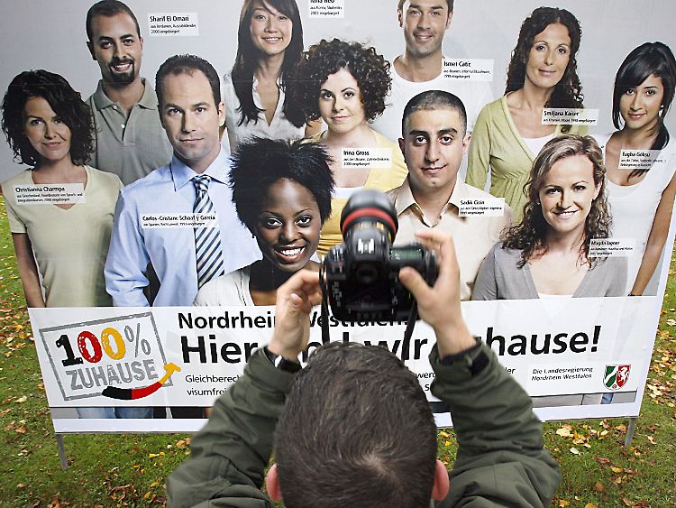 Ausländische Fachkräfte sollen nach Seehofer auch auf Integrationsbereitschaft geprüft werden.