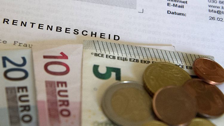 Das tatsächliche Renteneintrittsalter liegt im Moment bei 64 Jahren. 