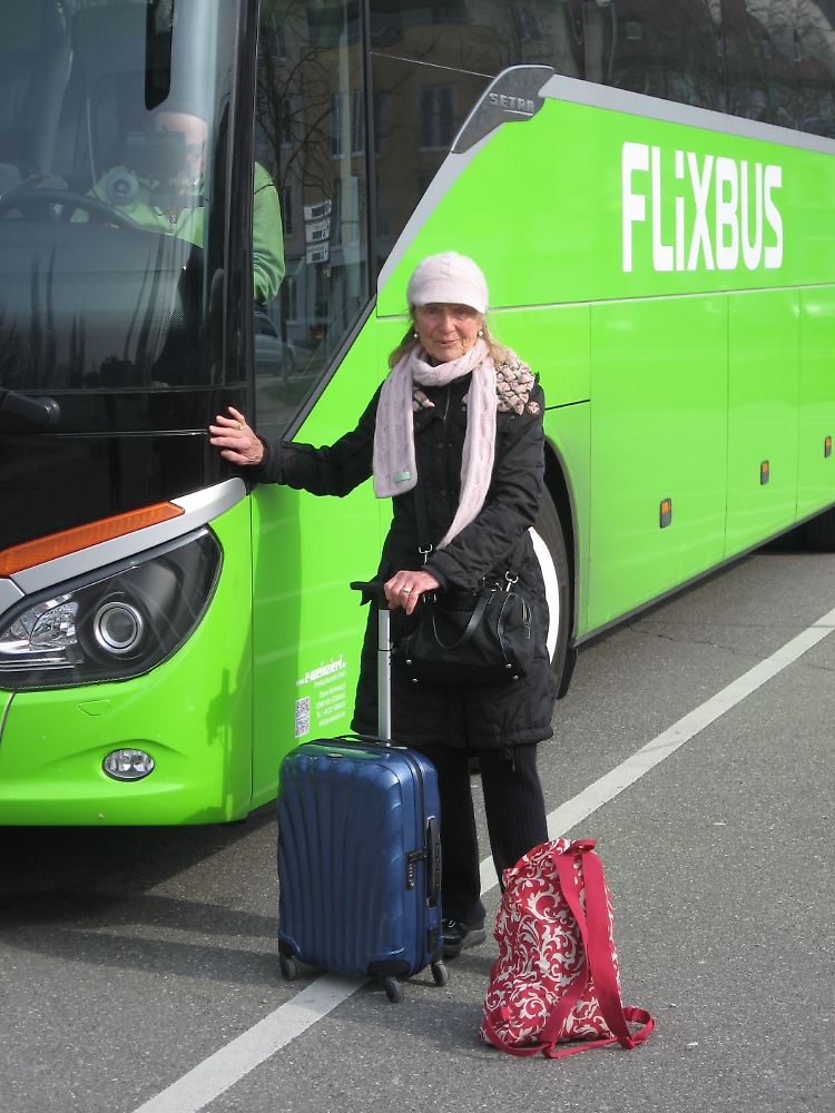 Ohne den portablen DVD-Player im roten Rucksack verreist Vera von Boetticher nicht.