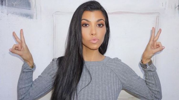 Kourtney Kardashian ist ganz offensichtlich stolz auf ihren Körper. Sie präsentiert ihn quasi nackt.