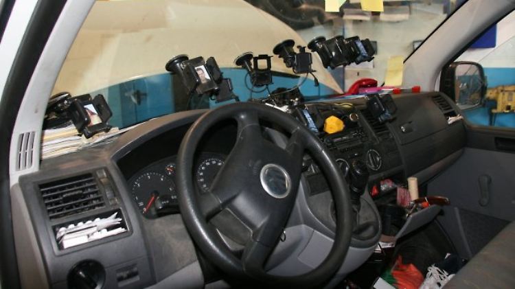 Hauptsache die Kommunikationsgeräte sind sicher: In diesem Auto gab es neun Halterungen wahlweise für Navi oder Handy - mitten im Sichtbereich.