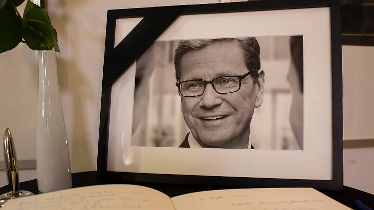 Im Eingangsbereich des Thomas-Dehler-Hauses in Berlin steht neben einem Kondolenzbuch ein Foto von Guido Westerwelle.