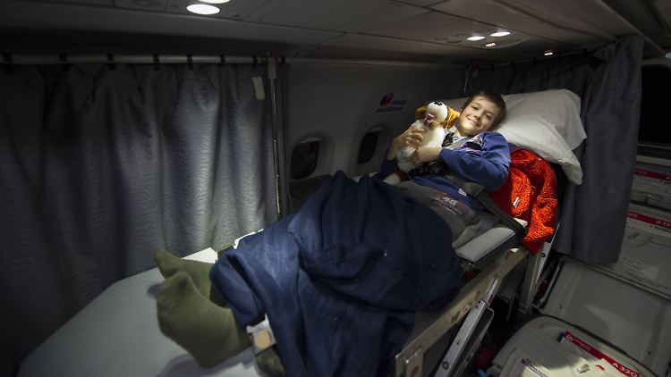 Möglicherweise wird es wirklich ernst, dann kommt ein Krankenrücktransport infrage. Nicht nur für diesen Fall sollten Sie stets eine Reisekrankenversicherung abschließen.