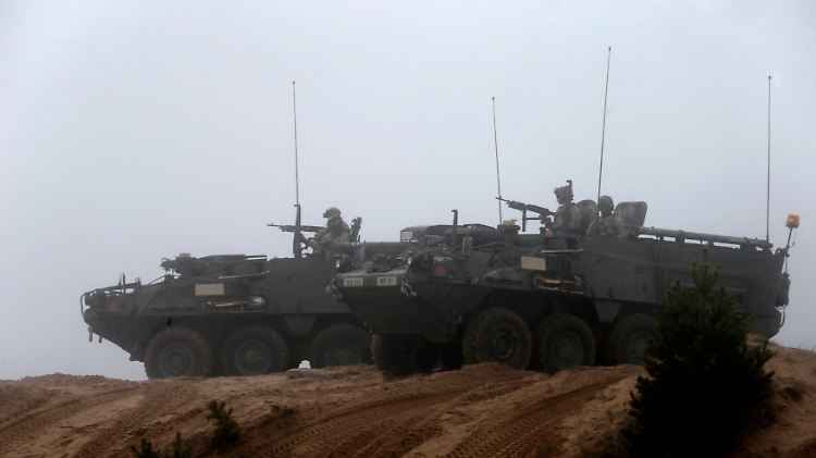 Amerikanische Stryker-Truppentransporter bei einem Manöver in Lettland: Geht es nach Trump, kümmern sich in Zukunft nur noch die europäischen Nato-Partner um europäische Probleme.