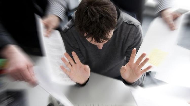 Bei dauerhaftem Stress tritt die langfristige Wirkung des Cortisols in den Vordergrund - mit entsprechenden Nebenwirkungen.