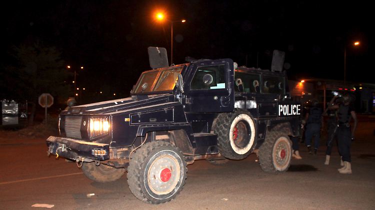 Gepanzerte Fahrzeuge sichern die das Hotel ab, in dem die EU-Mission untergebracht ist.