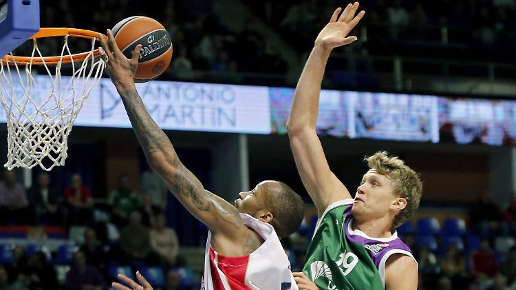 Tarence Kinsey (l.) von Read Star im Euroleague-Duell mit Mindaugas Kuzminskas von Unicaja Malaga.