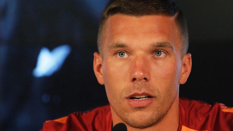 Lukas Podolski muss auch an seine Familie denken. Er überlegt, Galatasaray zu verlassen.