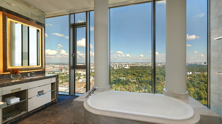 Das Gästebad in der Präsidentensuite bietet einen Rundumblick - und niemand kann reinschauen.