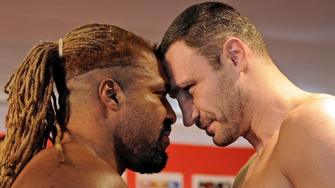 Stare down in Hamburg zwischen Shannon Briggs und Vitali Klitschko.