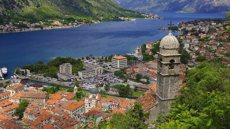 Blick von der Festung auf die Altstadt und die Bucht von Kotor.