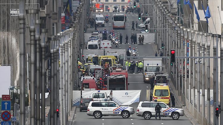 Rettungskräfte nach der Explosion an der Metrostation Maelbeek.