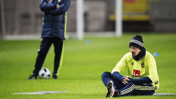 Ibrahimovic soll sich entspannen. Er wird der Schweden-Elf gegen die Türkei fehlen - falls das Spiel überhaupt stattfindet.