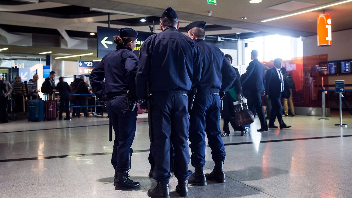 Die belgische Regierung geht davon aus, dass mögliche Attentäter noch in Brüssel unterwegs seien.