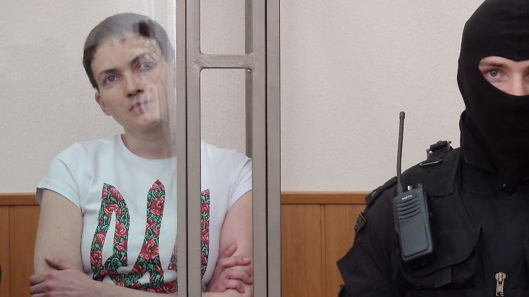 Schwer bewacht im Glaskäfig: Nadeschda Sawtschenko während der Verhandlung in Donezk.
