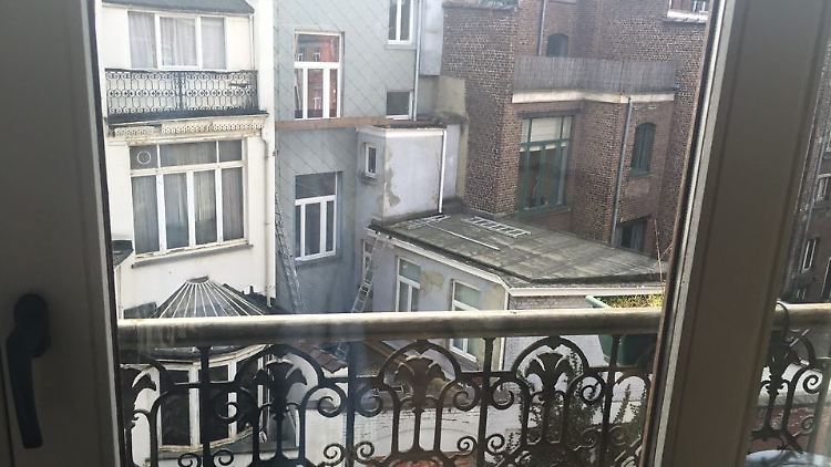 Was vor Ihrer Tür geschieht, kann Marie nur aus dem Fenster beobachten, ansonsten informiert sie sich im Netz über die Lage.