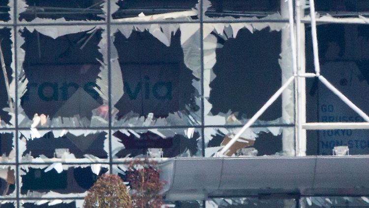 Explosionen im Terminal: Die zerstörte Fassade am Brüsseler Flughafen.