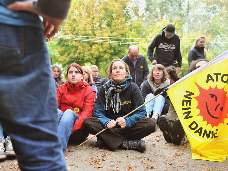 Die Castorgegner trainieren bereits für die Sitzblockaden.