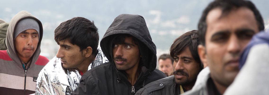 Flüchtlinge warten auf die Weiterfahrt zum "Hotspot" Moria auf Lebos.