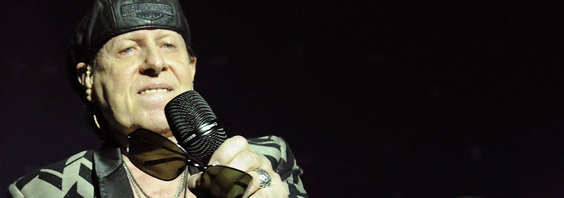 Klaus Meine wollte den Abend in Hamburg noch retten, doch die Stimme hielt nicht durch.