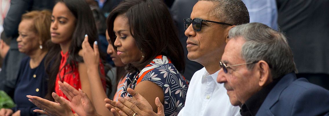 Castro (r.) und Obama (2.v.r.) wohnen dem US-kubanischen Duell bei.