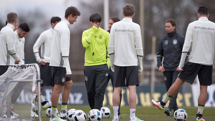 Bundestrainer Joachim Löw empfing 14 der 26 nominierten Spieler zum ersten DFB-Training im EM-Jahr 2016.