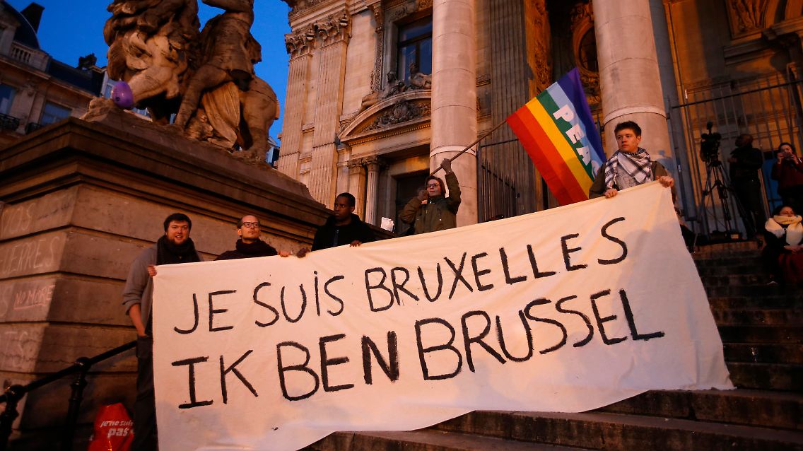In den sozialen Netzwerken bekundeten zehntausende Menschen unter Schlagworten wie #JeSuisBruxelles (Ich bin Brüssel) oder #PrayForBelgium.
