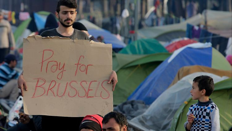 Auch Flüchtlinge im griechischen Idomeni bekundeten nach den Anschlägen ihre Anteilnahme.