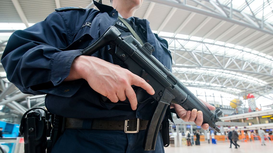 Verstärkte Polizeipräsenz - hier am Flughafen Hamburg.